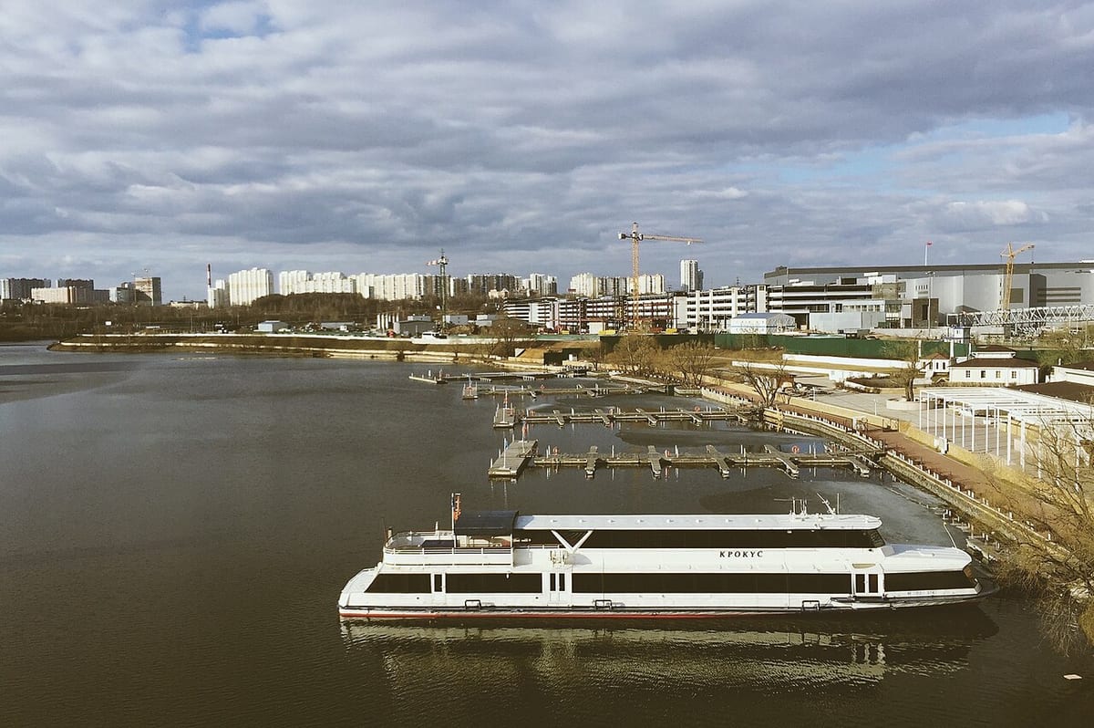 Москва-река в Красногорске, вид с Мякининского пешеходного моста
